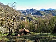 24 Dall'alto il baitello 'Ferrari' accanto ad un secolare castagno con bella vista verso Alben, Pizzo di Spino e Monte Gioco